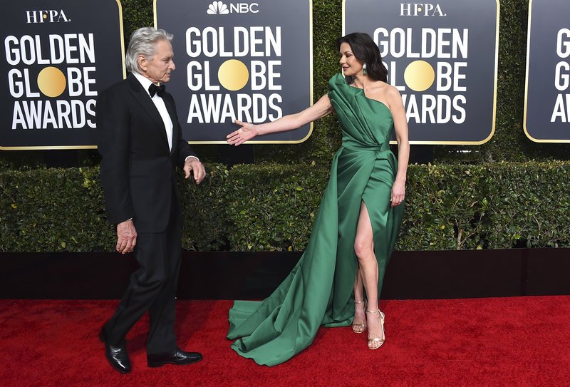 Η 49χρονη Κάθριν Ζέτα Τζόουνς έσβησε όλες τις 20χρονες στις Χρυσές Σφαίρες -Με θανατηφόρο σκίσιμο [εικόνες] | iefimerida.gr 3