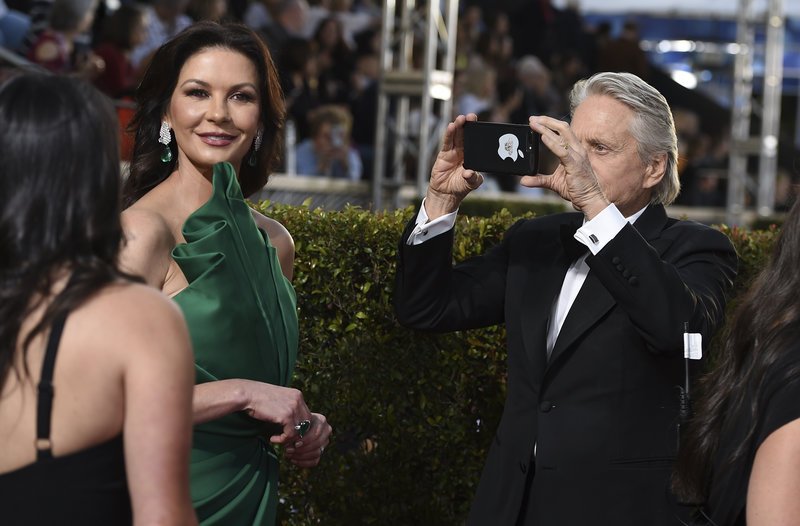 Η 49χρονη Κάθριν Ζέτα Τζόουνς έσβησε όλες τις 20χρονες στις Χρυσές Σφαίρες -Με θανατηφόρο σκίσιμο [εικόνες] | iefimerida.gr 4