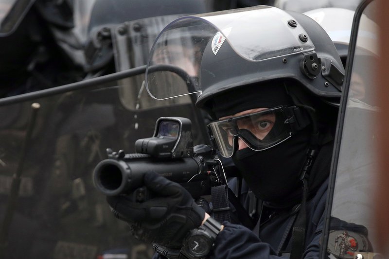 Η αστυνομία εριξε κατά των διαδηλωτών πλαστικές σφαίρες