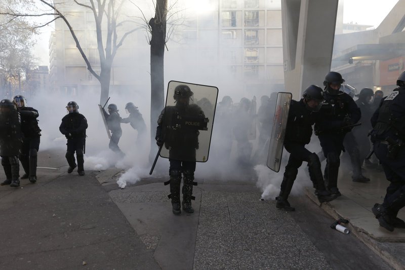 Δακρυγόνα έπεσαν στο σημείο