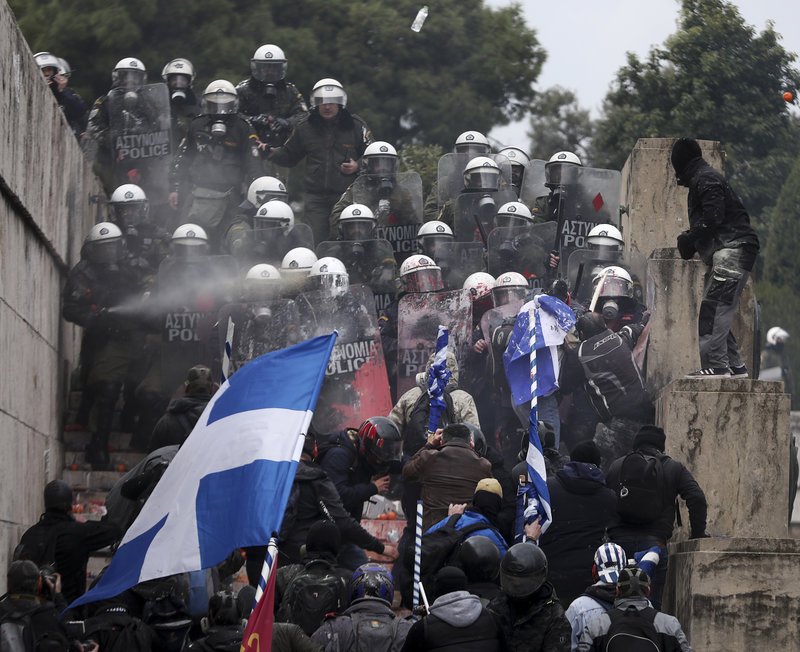 Συλλαλητήριο για τη Μακεδονία: Επνιξαν τον κόσμο στα χημικά για να διαλυθεί το συλλαλητήριο -Ενταση & οργή | iefimerida.gr 2