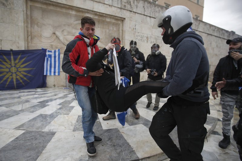 Ξένα ΜΜΕ για τα χημικά στο συλλαλητήριο για τη Μακεδονία: Ειρηνικοί διαδηλωτές & παιδιά έφυγαν πανικόβλητοι | iefimerida.gr 5
