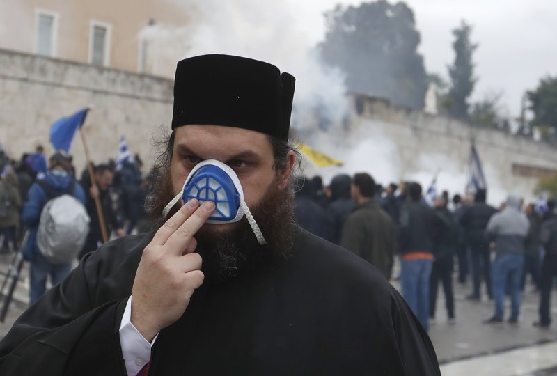 Ξένα ΜΜΕ για τα χημικά στο συλλαλητήριο για τη Μακεδονία: Ειρηνικοί διαδηλωτές & παιδιά έφυγαν πανικόβλητοι | iefimerida.gr 4
