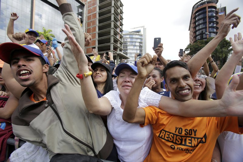 Στο χείλος εμφυλίου η Βενεζουέλα: Οι ΗΠΑ αναγνώρισαν νέο πρόεδρο -Μαδούρο: Πραξικόπημα [εικόνες & βίντεο] | iefimerida.gr 2