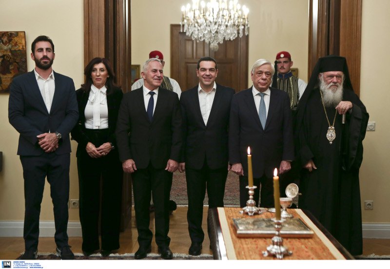 Η οικογένεια Αποστολάκη με τον Προκόπη Παυλόπουλο και τον Αλέξη Τσίπρα (Φωτογραφία: IntimeNews/ΤΖΑΜΑΡΟΣ ΠΑΝΑΓΙΩΤΗΣ)