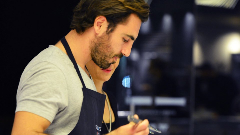 Από το MasterChef, φωτό με τον Τσίπρα -Ποιος είναι ο γιος του νέου ΥΕΘΑ, Γιάννης Αποστολάκης [εικόνες] | iefimerida.gr 7