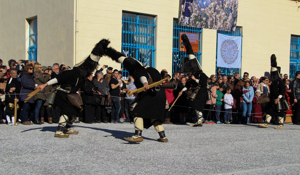 Οι Κουδουνοφόροι Αράπηδες ξεσηκώνουν τις γειτονιες στο πόδι