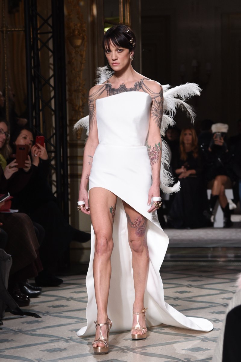 Η σύντροφος του Αντονι Μπουρντέν, Αζια Αρτζέντο, με ένα από τα ωραιότερα νυφικά που είδαμε τελευταία [εικόνες] | iefimerida.gr 4