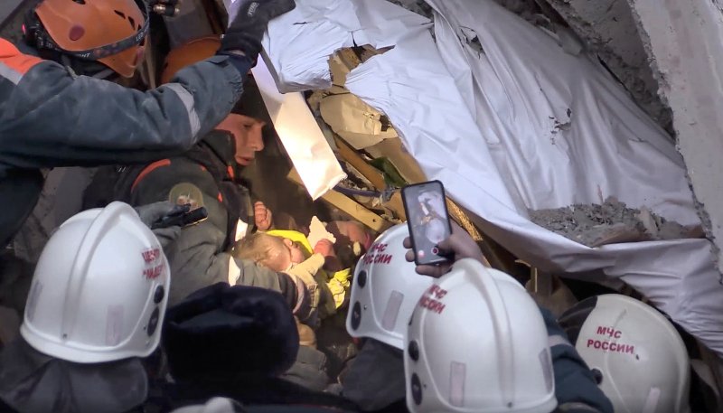   Εικόνες που σοκάρουν: Βρήκαν μετά από 35 ώρες βρέφος ζωντανό σε συντρίμμια πολυκατοικίας [εικόνες] | iefimerida.gr 3