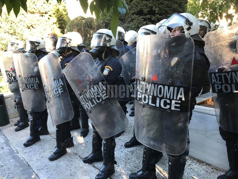 Ενταση στα σκαλιά του Αγνωστου Στρατιώτη στο συλλαλητήριο των εκπαιδευτικών [βίντεο] | iefimerida.gr 10