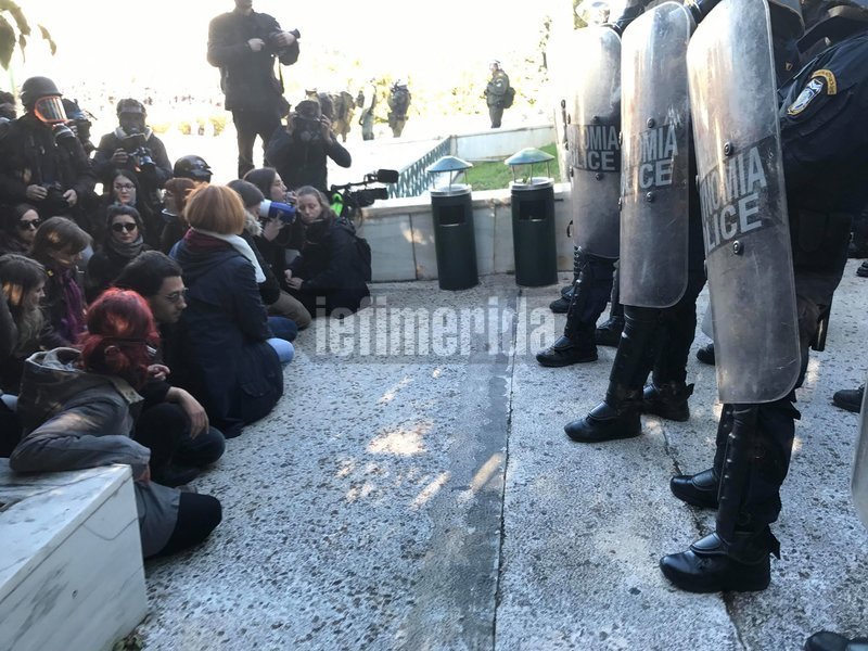 Ενταση στα σκαλιά του Αγνωστου Στρατιώτη στο συλλαλητήριο των εκπαιδευτικών [βίντεο] | iefimerida.gr 11