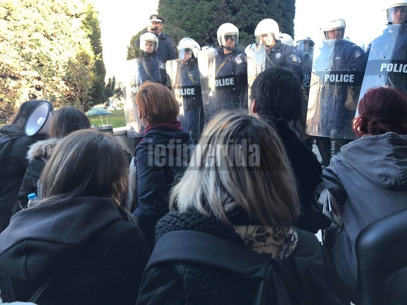 Ενταση στα σκαλιά του Αγνωστου Στρατιώτη στο συλλαλητήριο των εκπαιδευτικών [βίντεο] | iefimerida.gr 6