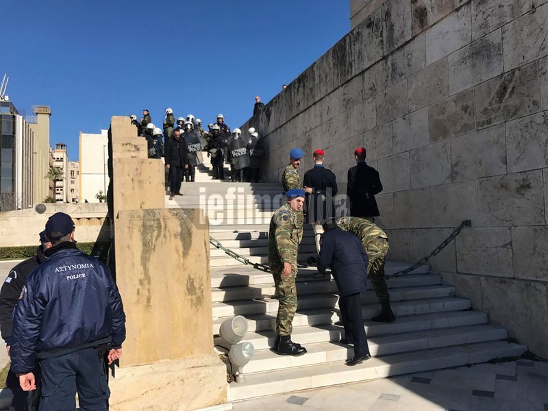 Ξανά στους δρόμους σήμερα οι εκπαιδευτικοί -Διαμαρτυρία στη Βουλή [εικόνες & βίντεο] | iefimerida.gr 5