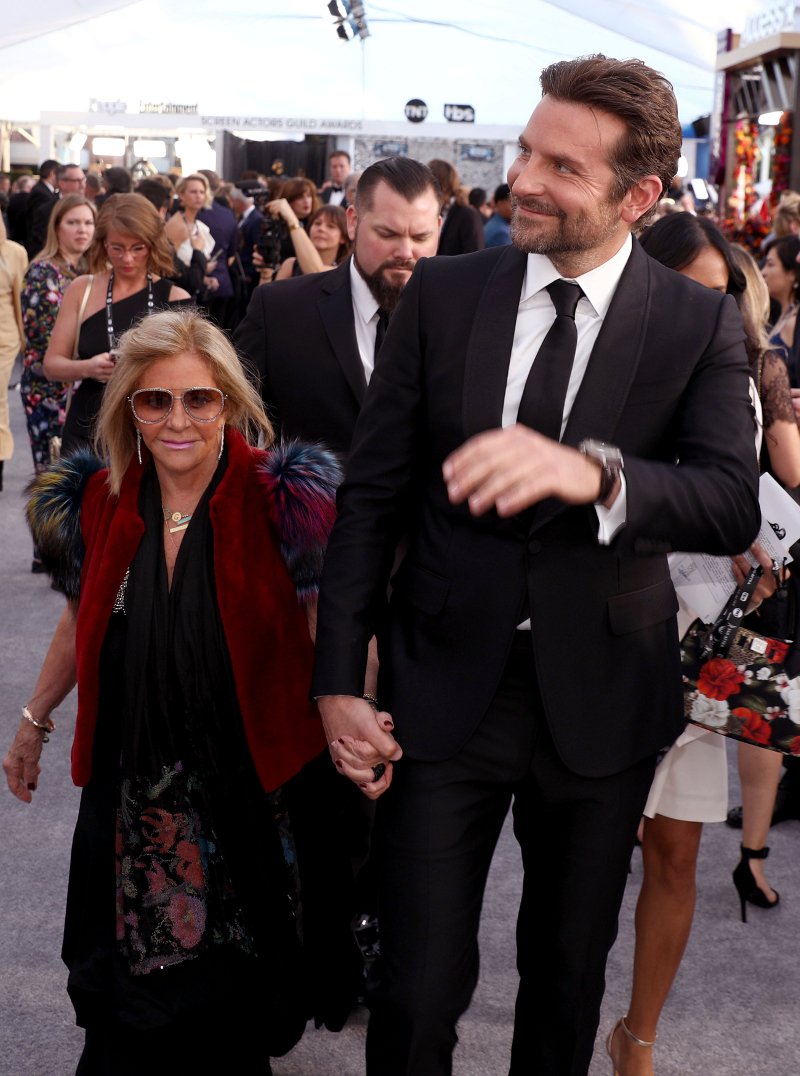 O Μπράντλεϊ Κούπερ με την μαμά του στα SAG Awards.