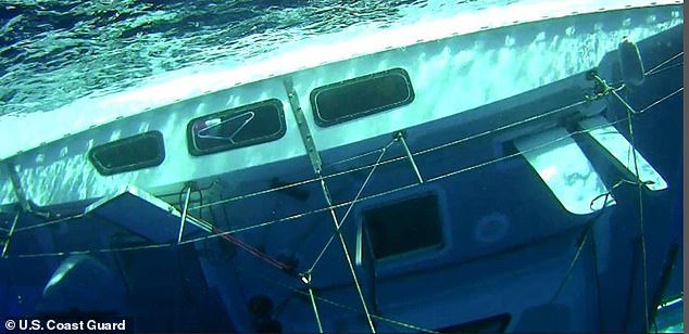Στη φωτογραφία της Αμερικανικής Ακτοφυλακής διακρίνεται ανοικτή η θυρίδα διαφυγής κάτω από την ίσαλο γραμμή του καταμαράν, που θα έπρεπε να είναι κανονικά κλειστή.