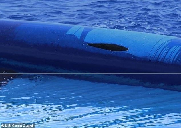 Μια τεράστια τρύπα διακρίνεται στη μία από τις δύο καρίνες του καταμαράν στη φωτογραφία της Αμερικανικής Ακτοφυλακής