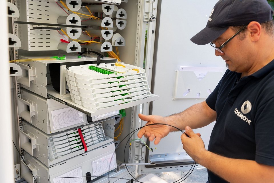 Cosmote Fiber: Ξεπέρασαν τα 3 εκατομμύρια τα νοικοκυριά και οι επιχειρήσεις με πρόσβαση σε ταχύτητες οπτικών ινών | iefimerida.gr 1