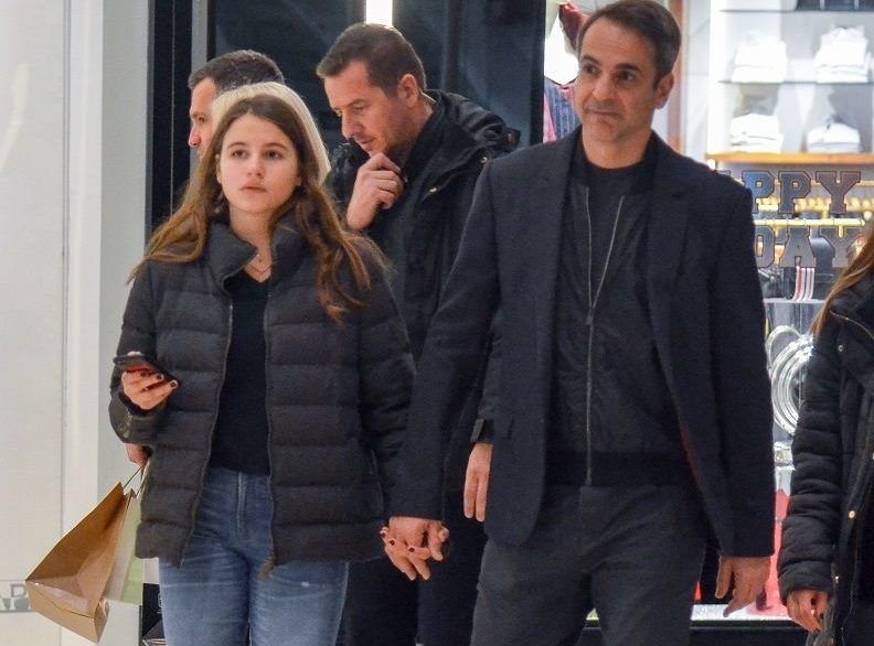 Kυριάκος Μητσοτάκης: Με την κόρη του Δάφνη για ψώνια [εικόνες] | iefimerida.gr 0