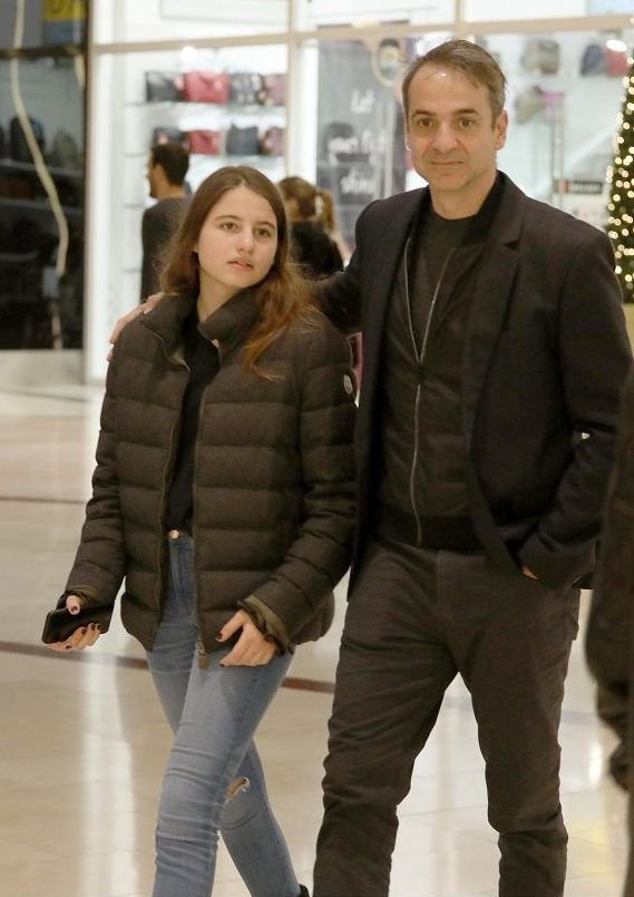 Kυριάκος Μητσοτάκης: Με την κόρη του Δάφνη για ψώνια [εικόνες] | iefimerida.gr 1