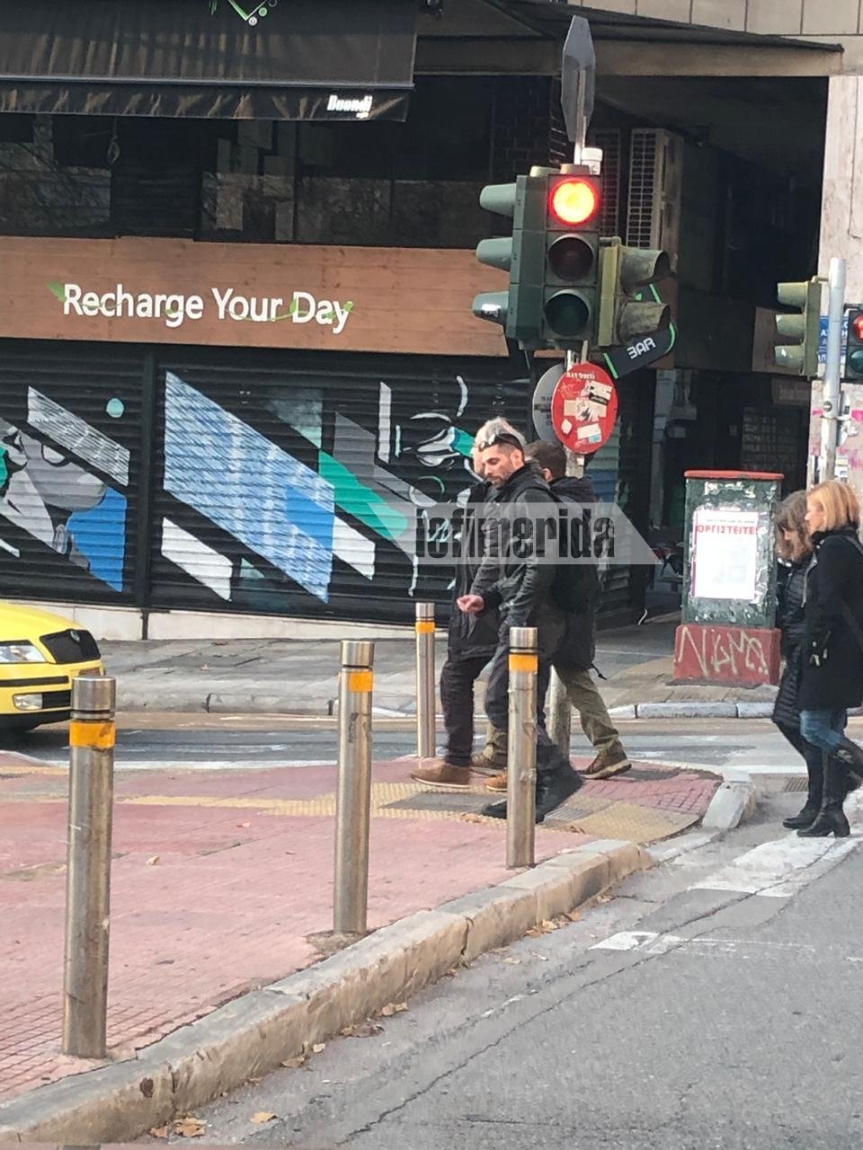 Ο Δημήτρης Κουφοντίνας κάνει βόλτα στο κέντρο της Αθήνας