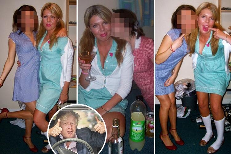 Η Κάρι Σίμοντς ήταν διευθύντρια επικοινωνίας στο Συντηρητικό κόμμα. Εδώ ντυμένη Britney Spears σε πάρτι