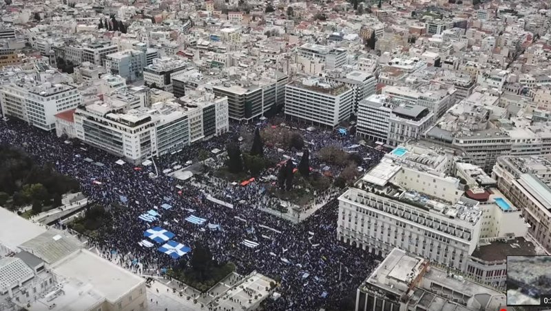 To πλήθος απλώνεται επί της Β. Αμαλίας / Φωτογραφία: YouTube