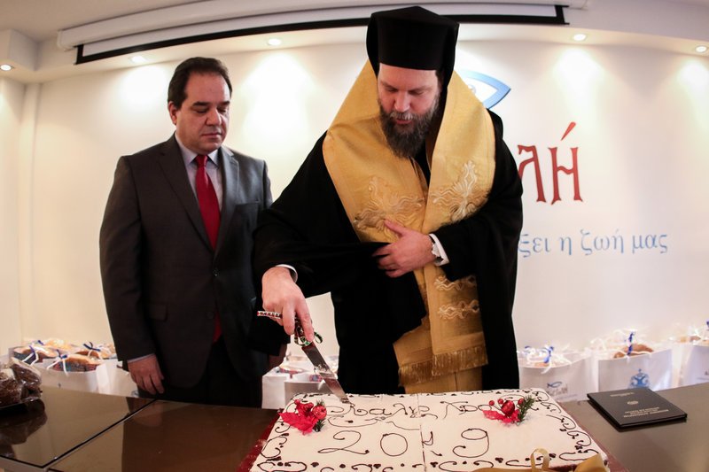 Ο γενικός δ/ντής της «ΑΠΟΣΤΟΛΗΣ» Κωστής Δήμτσας (αριστερά) και ο Μητροπολίτης Νέας Ιωνίας &amp; Φιλαδελφείας Γαβριήλ