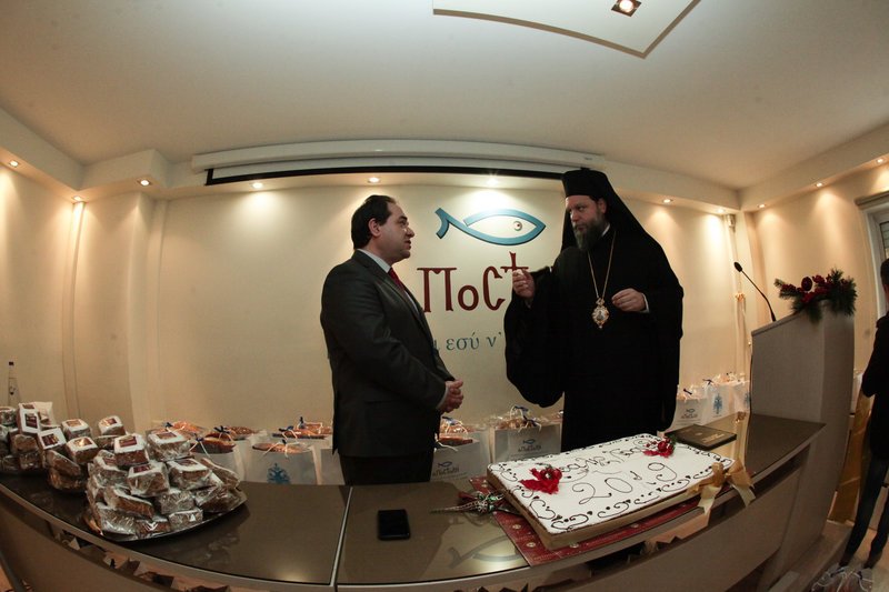 Ο Μητροπολίτης κ. Γαβριήλ με τον Γενικό Διευθυντή του Οργανισμού αντήλλαξαν ευχές με το προσωπικό και μοίρασαν δώρα σε όλους.