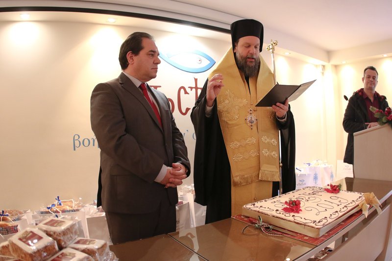 Ο Γενικός Διευθυντής της «ΑΠΟΣΤΟΛΗΣ» κ. Κωνσταντίνος Δήμτσας εξέφρασε τις ευχαριστίες και την ευγνωμοσύνη των εργαζομένων στην «ΑΠΟΣΤΟΛΗ» τόσο στον Αρχιεπίσκοπο κ. Ιερώνυμο, όσο και στον Μητροπολίτη Νέας Ιωνίας κ. Γαβριήλ.