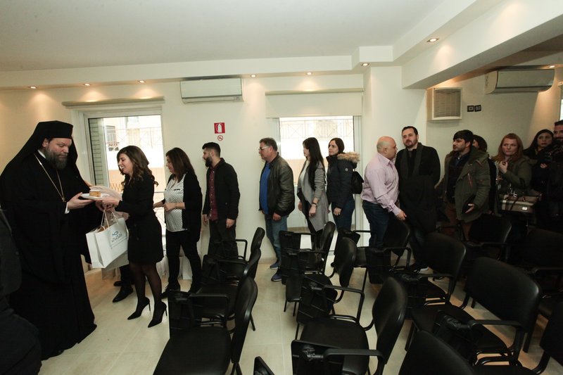 Ο Μητροπολίτης Νέας Ιωνίας και Φιλαδελφείας Γαβριήλ μοιράζει δώρα στους εργαζόμενους στην «ΑΠΟΣΤΟΛΗ»