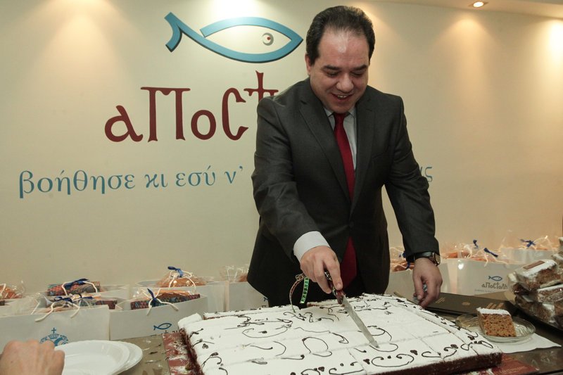 Ο Κωστής Δήμτσας κόβει την πίτα της «ΑΠΟΣΤΟΛΗΣ»