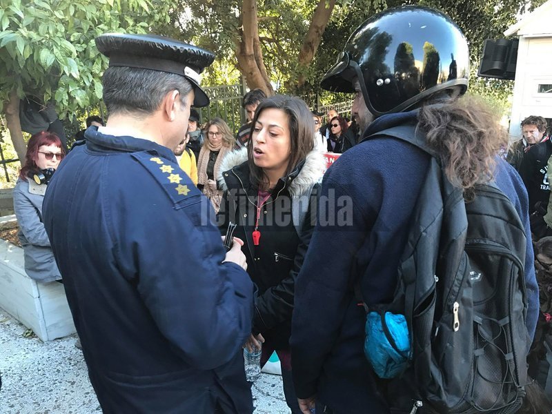 Ενταση στα σκαλιά του Αγνωστου Στρατιώτη στο συλλαλητήριο των εκπαιδευτικών [βίντεο] | iefimerida.gr 8