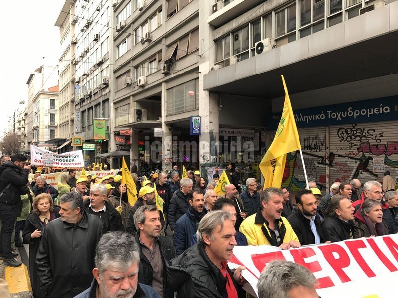 Διαμαρτυρία εργαζομένων των ΕΛΤΑ στο υπ. Οικονομικών -Για τις 2.500 απολύσεις [εικόνες] | iefimerida.gr 3