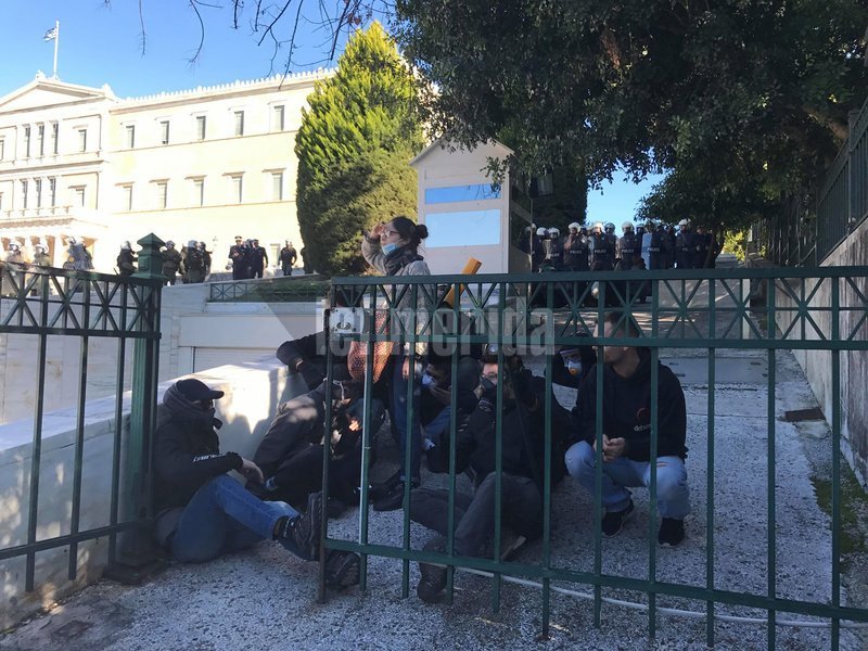 Ενταση στα σκαλιά του Αγνωστου Στρατιώτη στο συλλαλητήριο των εκπαιδευτικών [βίντεο] | iefimerida.gr 4