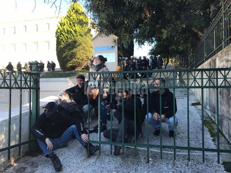 Ενταση στα σκαλιά του Αγνωστου Στρατιώτη στο συλλαλητήριο των εκπαιδευτικών [βίντεο] | iefimerida.gr 5