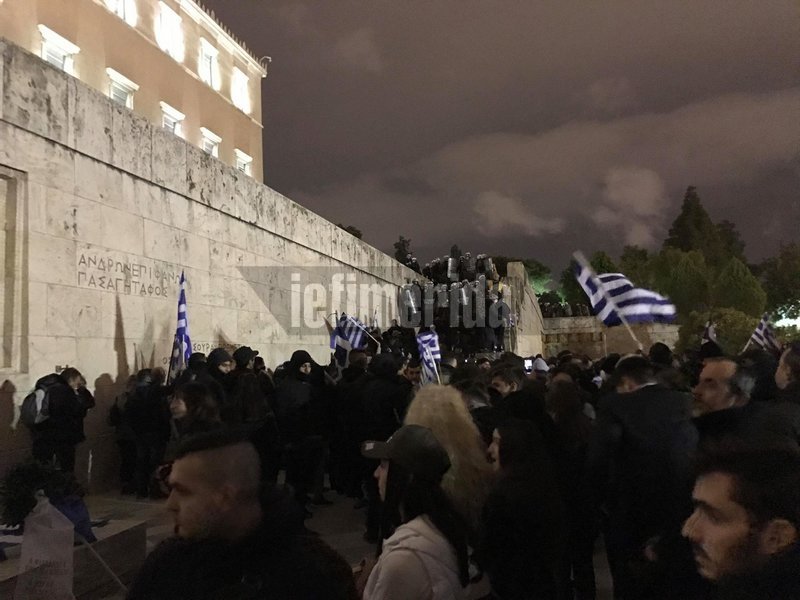 Επεισόδια έξω από τη Βουλή -Κουκουλοφόροι ξήλωσαν πεζοδρόμια, πέταξαν πέτρες κατά των ΜΑΤ -Ενας τραυματίας [εικόνες & βίντεο] | iefimerida.gr 4