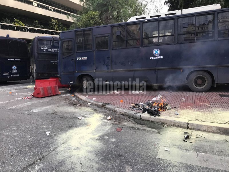 Ενταση στην πορεία των εκπαιδευτικών, στην Ηρώδου Αττικού -Εβαλαν φωτιά, τραυματίστηκε μια διαδηλώτρια [εικόνες & βίντεο] | iefimerida.gr 0