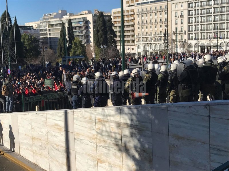 Ενταση στα σκαλιά του Αγνωστου Στρατιώτη στο συλλαλητήριο των εκπαιδευτικών [βίντεο] | iefimerida.gr 9