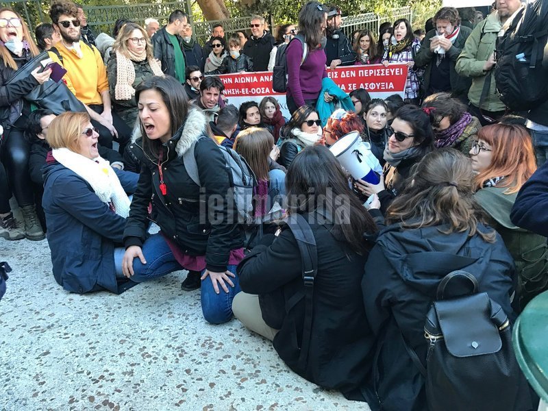 Ενταση στα σκαλιά του Αγνωστου Στρατιώτη στο συλλαλητήριο των εκπαιδευτικών [βίντεο] | iefimerida.gr 7