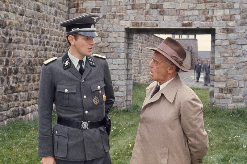 Ο Μάικλ Μοριάρτι υποδύθηκε τον Έρικ Ντορφ έναν άνεργο δικηγόρο που εργάστηκε στα Ες Ες του Χίτλερ 