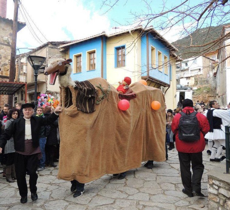 Το έθιμο της Καμήλας είναι κάτι παρόμοιο με τον Δούρειο Ίππο