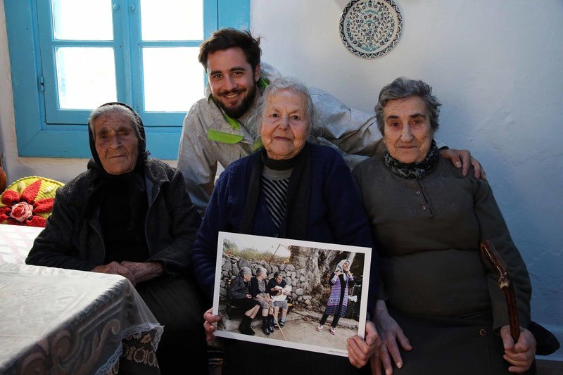 Οι τρεις γιαγιάδες (στη μέση η Μαρίτσα) με τον φωτογράφο Λευτέρη Παρτσάλη / Φωτογραφία: Facebook