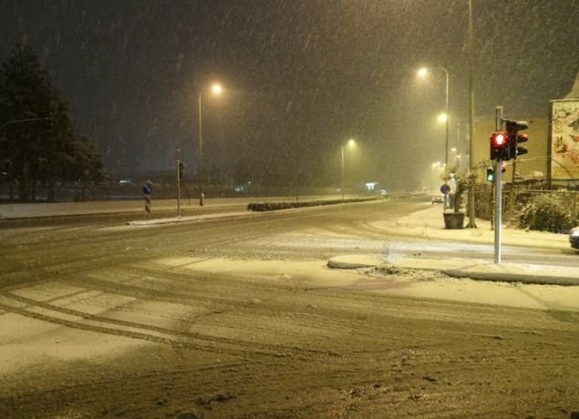 Στα λευκά η μισή Ελλάδα -Χιόνι ως τη θάλασσα, απίστευτες εικόνες [βίντεο] | iefimerida.gr 0
