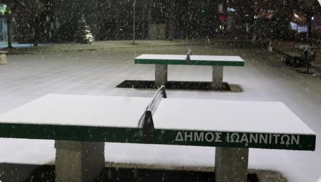 Στα λευκά η μισή Ελλάδα -Χιόνι ως τη θάλασσα, απίστευτες εικόνες [βίντεο] | iefimerida.gr 1