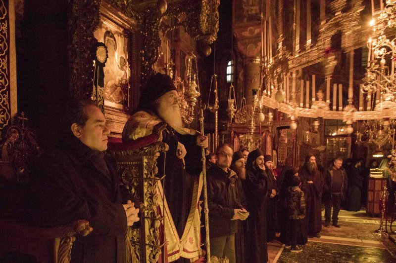 Χριστούγεννα στο Αγιον Ορος -Στιγμές κατάνυξης στη χιονισμένη Μονή Βατοπεδίου [εικόνες] | iefimerida.gr 4