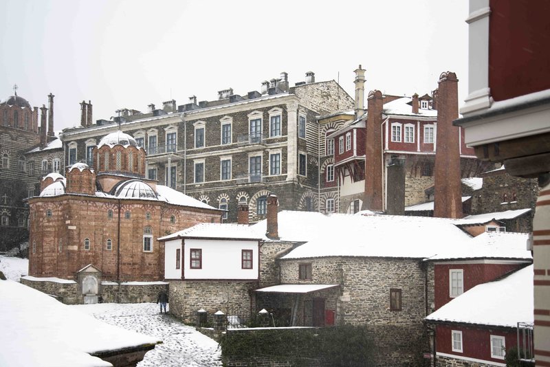 Χριστούγεννα στο Αγιον Ορος -Στιγμές κατάνυξης στη χιονισμένη Μονή Βατοπεδίου [εικόνες] | iefimerida.gr 5