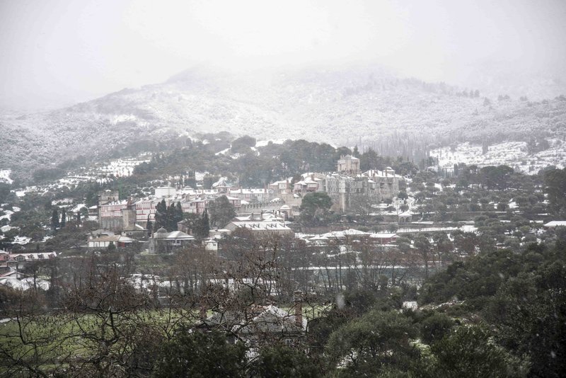 Χριστούγεννα στο Αγιον Ορος -Στιγμές κατάνυξης στη χιονισμένη Μονή Βατοπεδίου [εικόνες] | iefimerida.gr 6