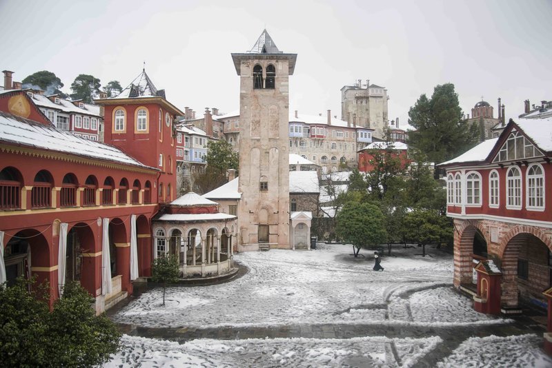 Χριστούγεννα στο Αγιον Ορος -Στιγμές κατάνυξης στη χιονισμένη Μονή Βατοπεδίου [εικόνες] | iefimerida.gr 7