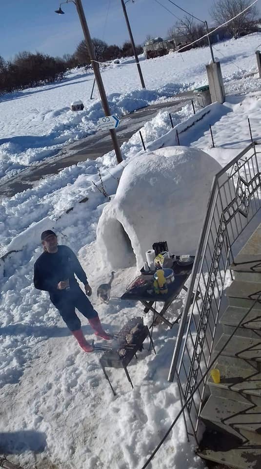  Θεός Γρεβενιωτης -Εφτιαξε ιγκλού έξω από το σπίτι του και το γιόρτασε με... μπάρμπεκιου [εικόνες] | iefimerida.gr 0