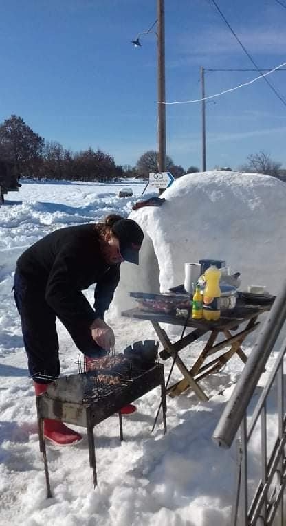  Θεός Γρεβενιωτης -Εφτιαξε ιγκλού έξω από το σπίτι του και το γιόρτασε με... μπάρμπεκιου [εικόνες] | iefimerida.gr 1
